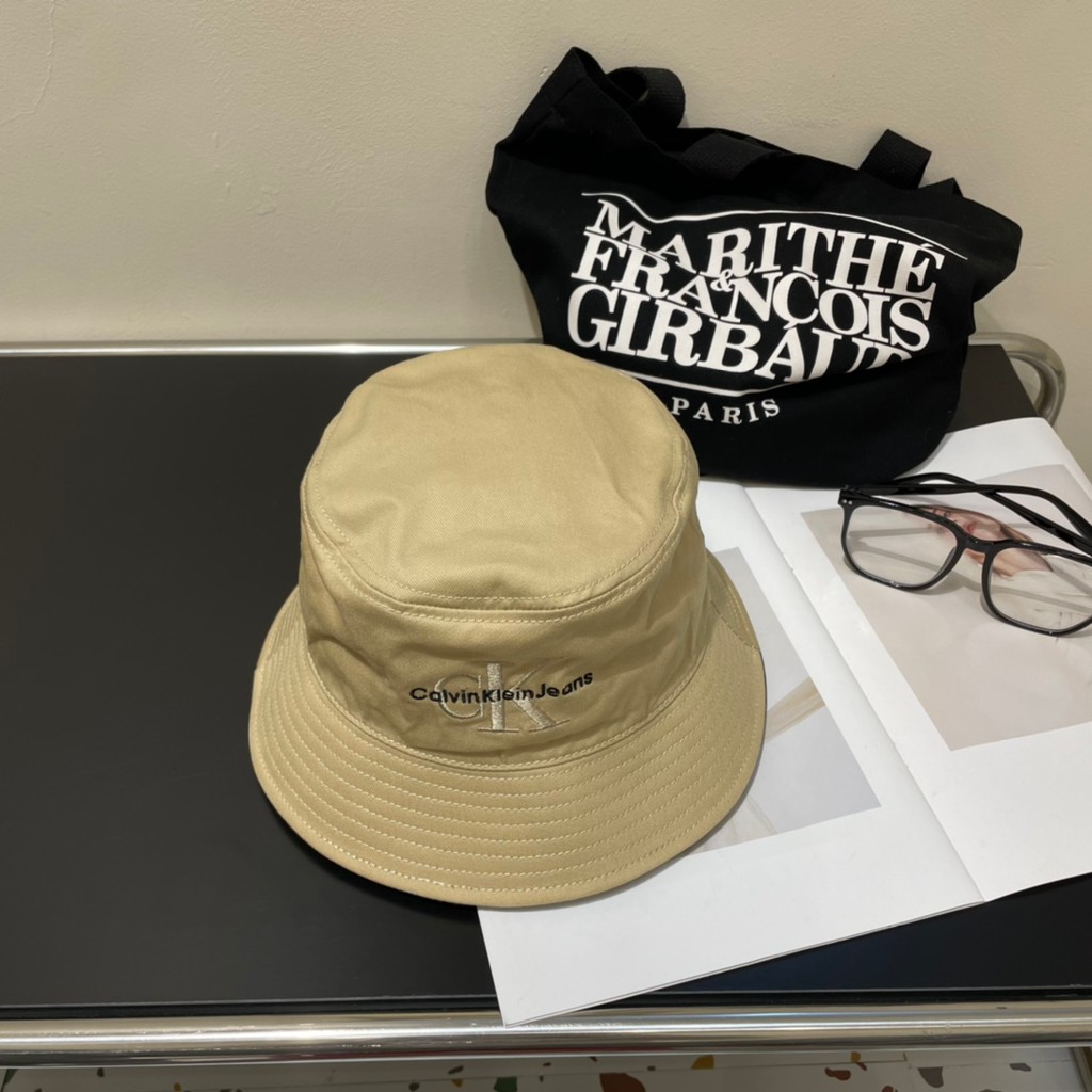 GUCCI333 หมวกเบสบอลสีดําลาย GG Classic 8