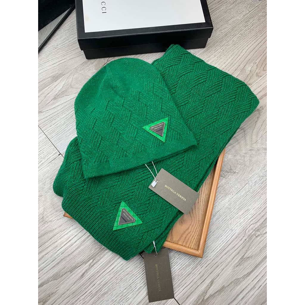 PRADA777 หมวกเบสบอลสีดําป้ายสามเหลี่ยมแฟชั่นระดับไฮเอนด์ 3402