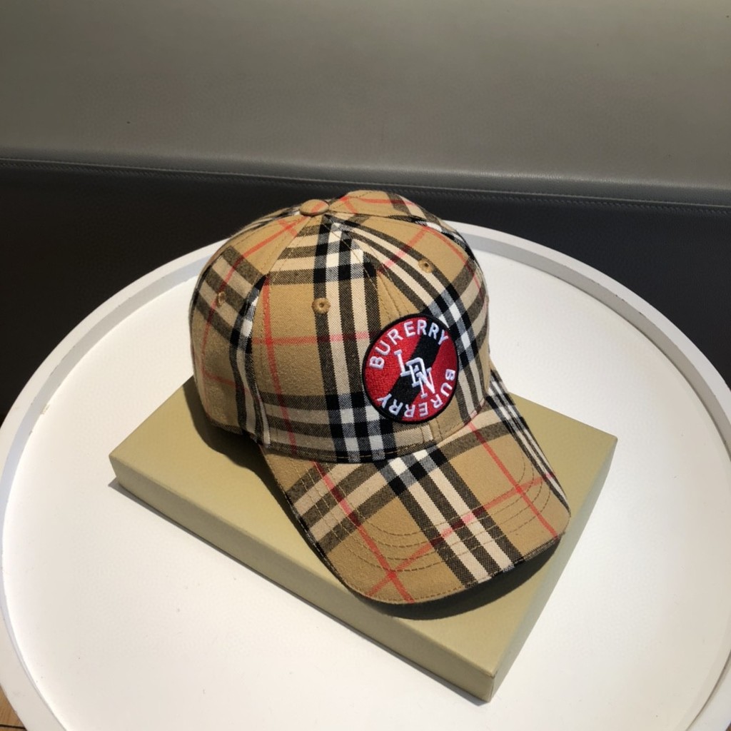 Burberry777 หมวกเบสบอลสีดําปักโลโก้สีส้มสีขาว