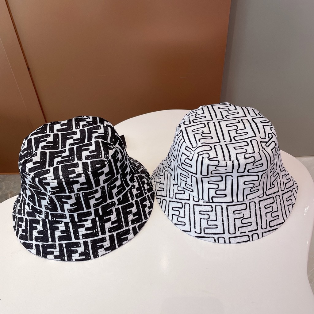 PRADA777 หมวกเบสบอลสีดําป้ายสามเหลี่ยม