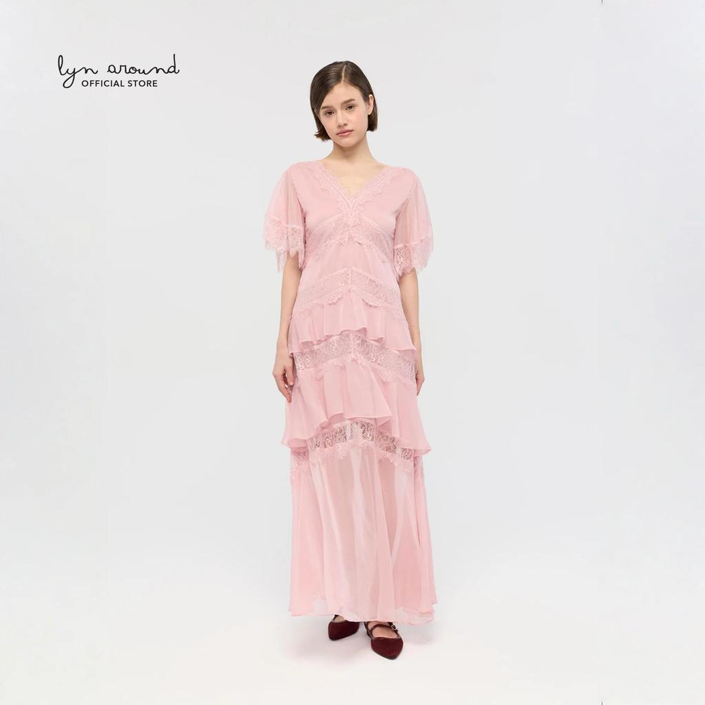 Lyn around - เดรสยาวระบายต่อชั้นแต่งผ้าลูกไม้ คอลเลกชัน Material Girl (A26CGWC037)