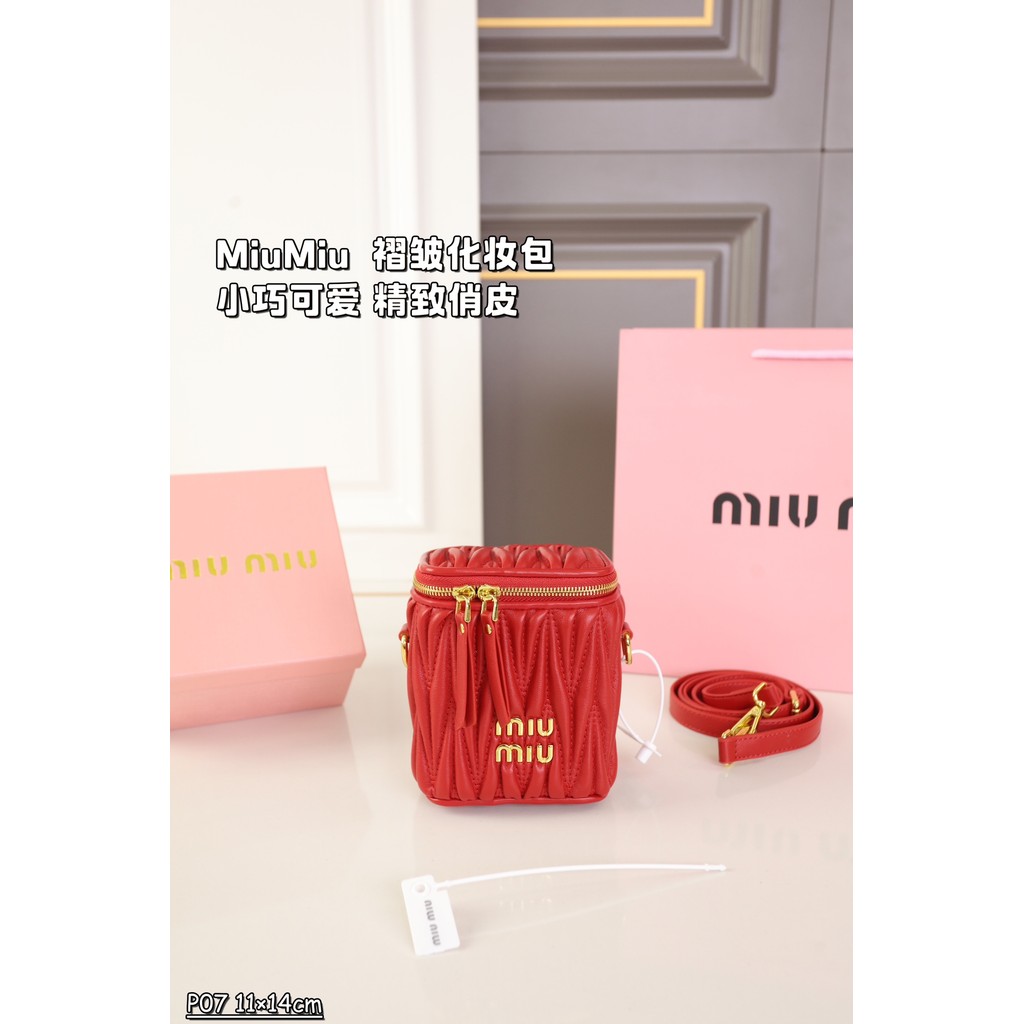 MiuMiu7569 กระเป๋าเครื่องสําอางสีแดงจีบขนาดเล็กน่ารักประณีตขี้เล่น