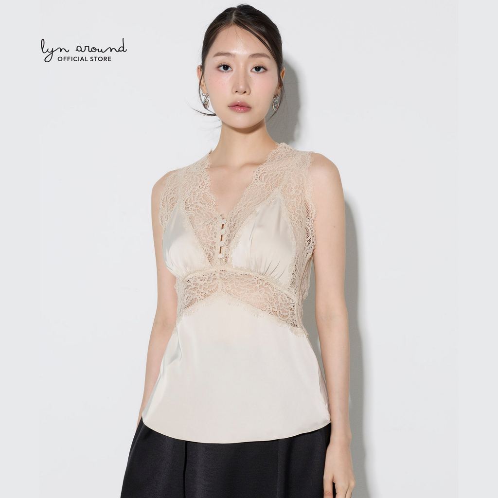 Lyn around - เสื้อซาตินแขนกุดแต่งพาแนลผ้าลูกไม้ คอลเลกชัน Fulvous (A26FGWA020)