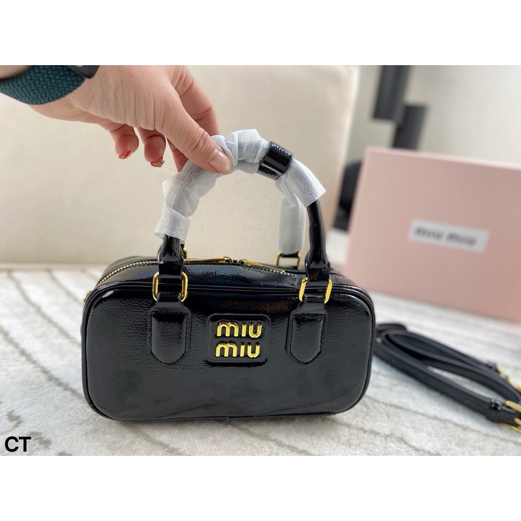 MiuMiu7569 กระเป๋าถือสีดําระดับไฮเอนด์แฟชั่นกระเป๋าสะพายไหล่เรียบง่าย