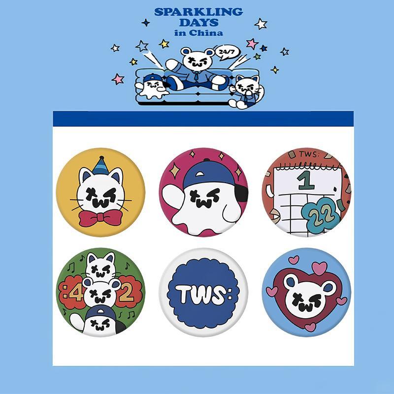 TWS 58mm – Sparkling Days in Pin – K-Pop Rookie Group | ออกแบบมาสคอตน่ารักและสุนทรียศาสตร์ขี้เล่น | 