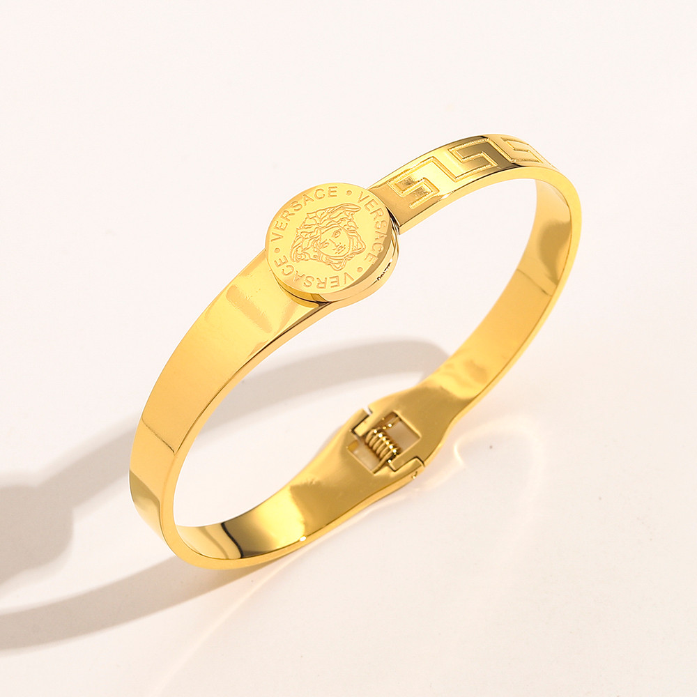 สร้อยข้อมือลําลองกําไลข้อมือที่ละเอียดอ่อนโลโก้ตัวอักษรกลวงสร้อยข้อมือเหล็กไทเทเนียม ZG1593