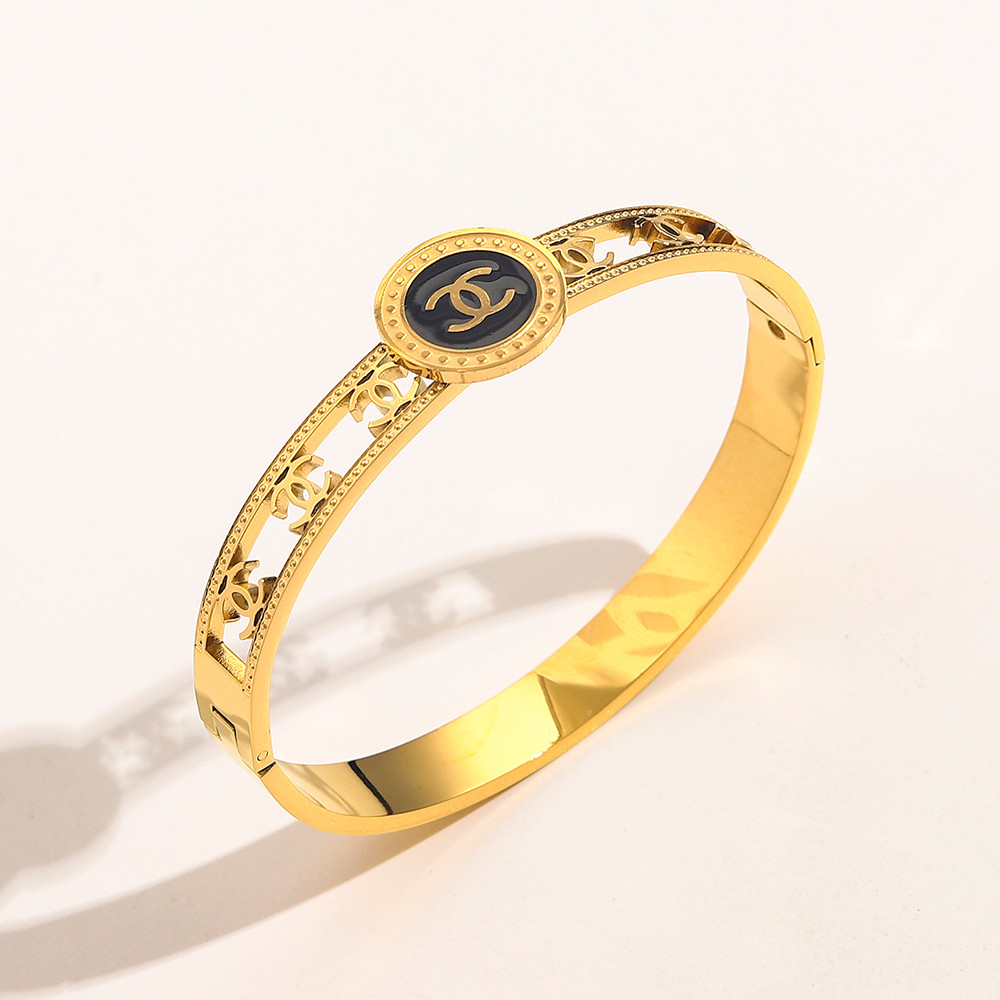 สร้อยข้อมือลําลองกําไลข้อมือที่ละเอียดอ่อนโลโก้ตัวอักษรกลวงสร้อยข้อมือเหล็กไทเทเนียม ZG1592