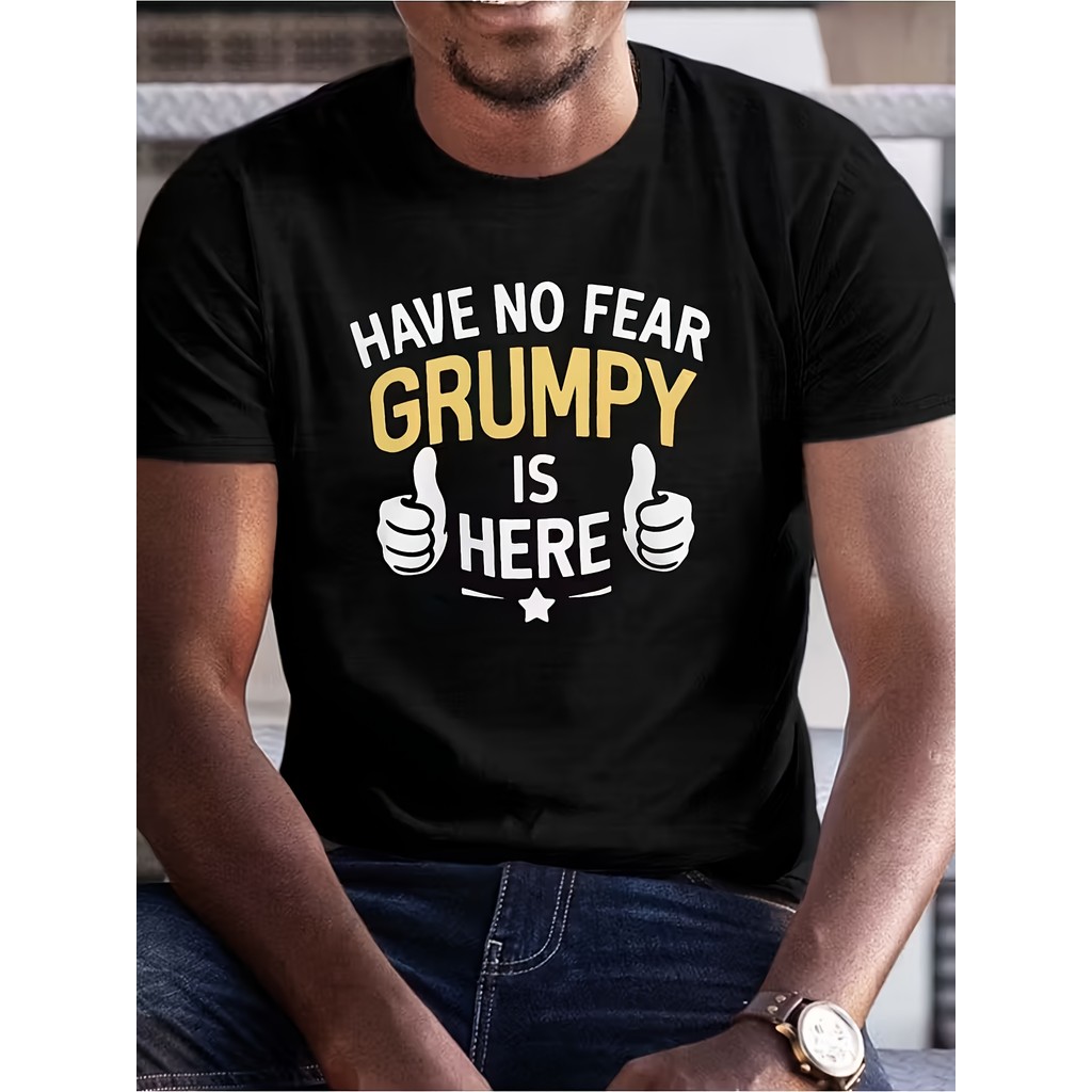 เสื้อยืดผู้ชาย "Grumpy Is Here" Funny Grumpy Face - เสื้อยืดคอกลมลําลองพร้อม Grumpy Expression, ซักเ