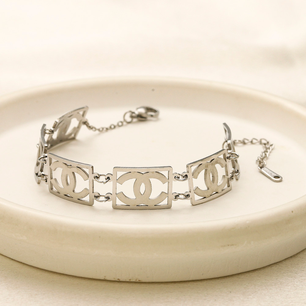 สร้อยข้อมือลําลองกําไลข้อมือที่ละเอียดอ่อนโลโก้ตัวอักษรกลวงสร้อยข้อมือเหล็กไทเทเนียม ZG3104