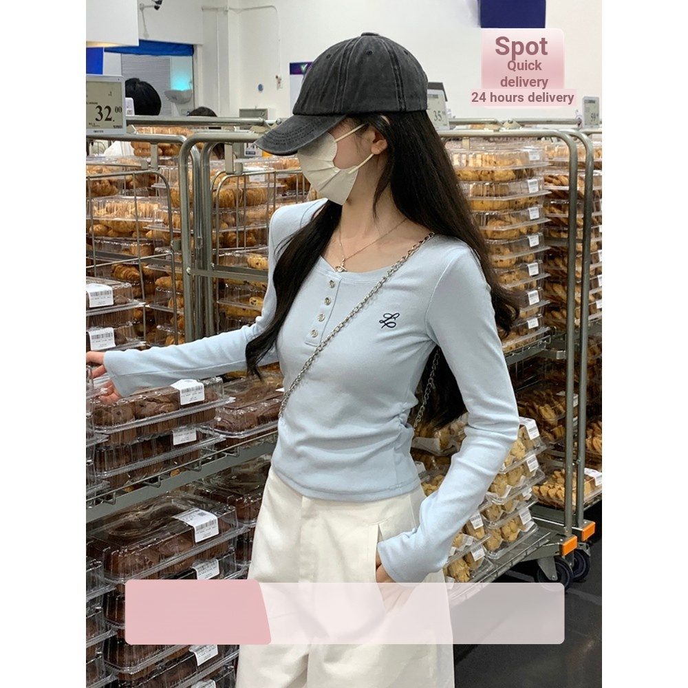 เสื้อแขนยาวพิมพ์ลายซีรีย์ Miu สีฟ้าอ่อน คอตief ไหล่เพรียว เสริมลุคเรียวบางสำหรับผู้หญิง