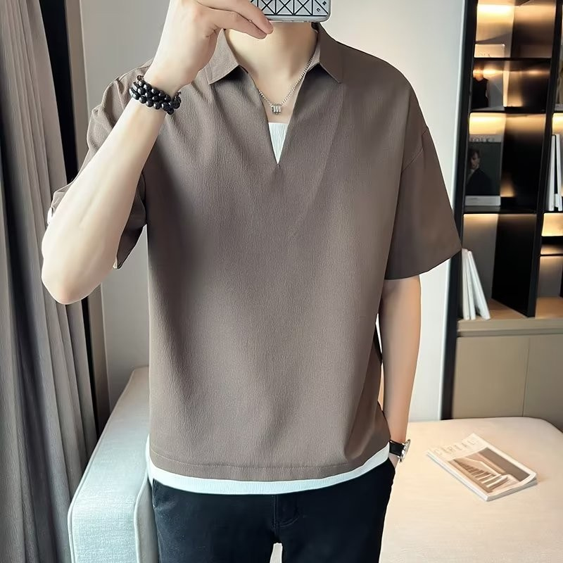 ปลอมสองชิ้นคอวีเสื้อยืดผู้ชายถนนสวมเสื้อโปโลแขนสั้นผ้าไหมน้ําแข็งครึ่งแขน2026แบบใหม่ฤดูร้อนเสื้อยืดปกผู้ชาย