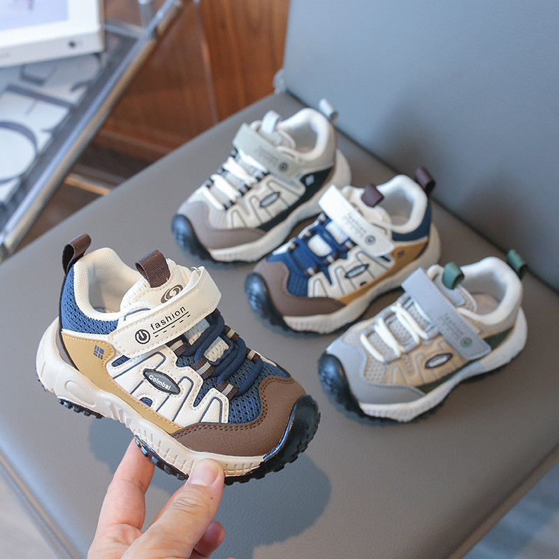 รองเท้ากีฬาสำหรับทุกฤดูกาล ออกแบบระบายอากาศดี เหมาะสำหรับเด็กชาย ไซส์เล็กถึงกลาง ทำจากตาข่าย และมีพื