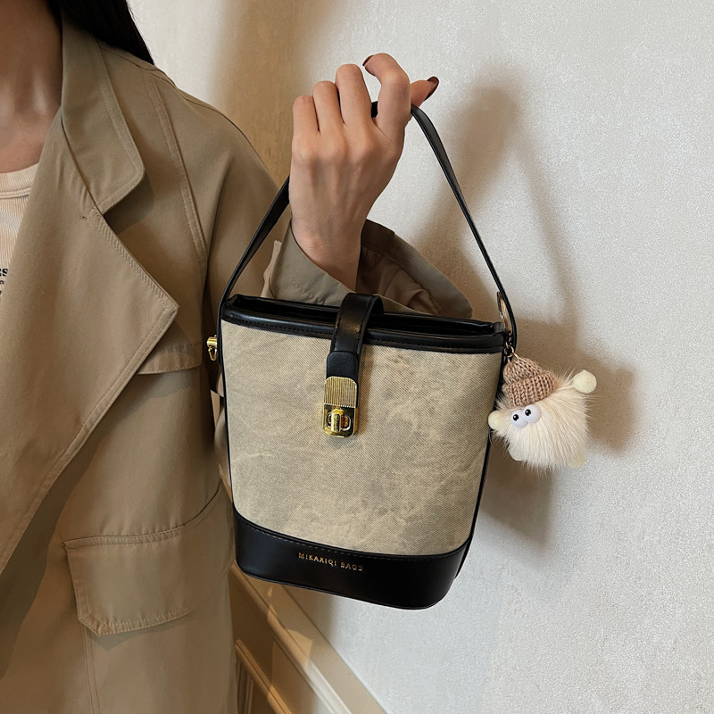 Retro Casual สีน้ําตาล Texture Bucket Bag Messenger Bag 2024 สไตล์ใหม่แฟชั่นอินเทรนด์ All-Match Simple แบบพกพากระเป๋าใบเล็ก