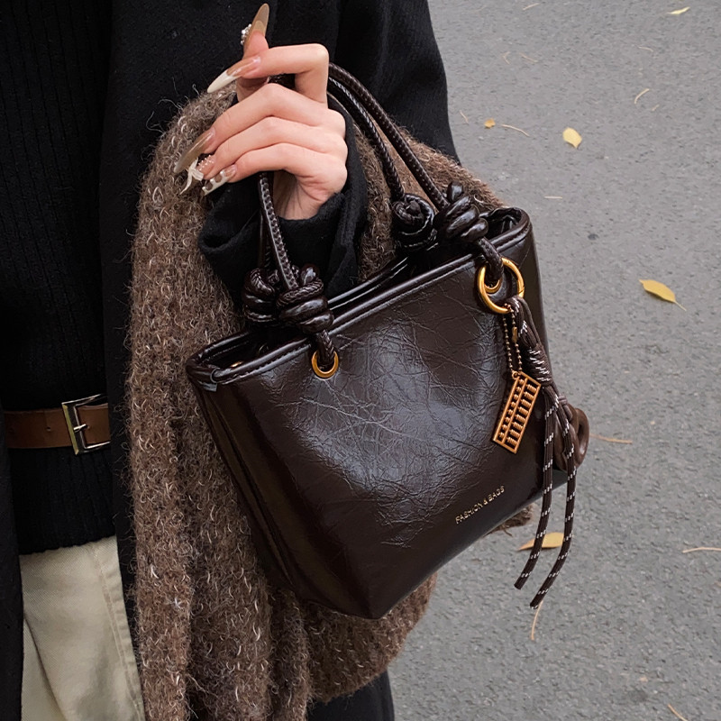 Retro อินเทรนด์ Hand-Carry Bucket กระเป๋าผู้หญิง 2025 ฤดูใบไม้ร่วงฤดูหนาวสไตล์ใหม่ Casual กระเป๋าสะพายเกาหลีรุ่น High-End หญิงกระเป๋า