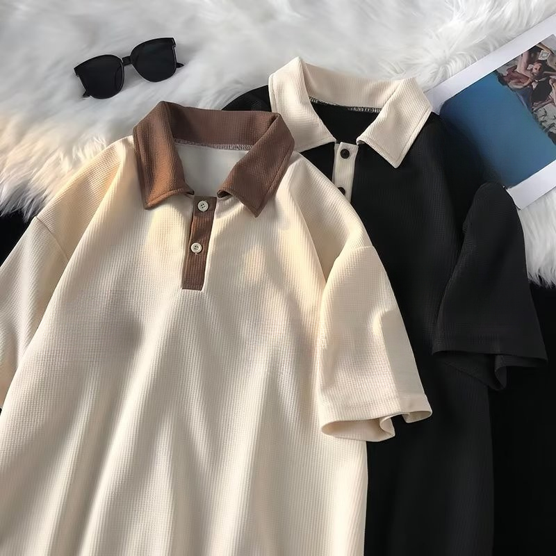 เสื้อยืดแขนสั้นผู้ชายแบบ Loose Fit ลาย Retro Waffle เหมาะสำหรับสไตล์ Streetwear และสามารถสวมใส่คู่กั