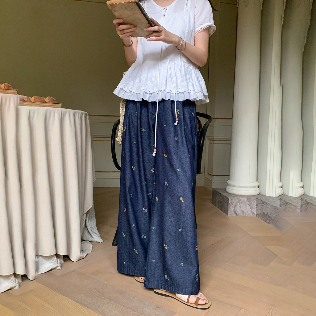 กางเกงยีนส์สีน้ำเงินเข้ม ทรงขากว้างหลวม มีการปักลายดอกไม้ สำหรับผู้หญิง Z5M385