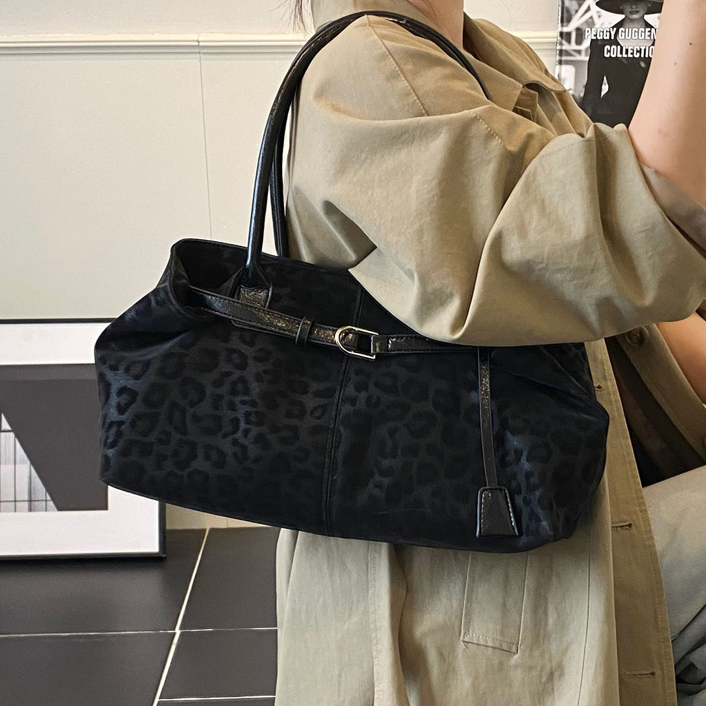 กระเป๋าถือขนาดใหญ่ พิมพ์เสือดาว สำหรับผู้หญิง ปรับสไตล์ได้ทั้งฤดูใบไม้ร่วงและฤดูหนาว ดีไซน์เรโทร ใช้งานสะดวกทุกวัน