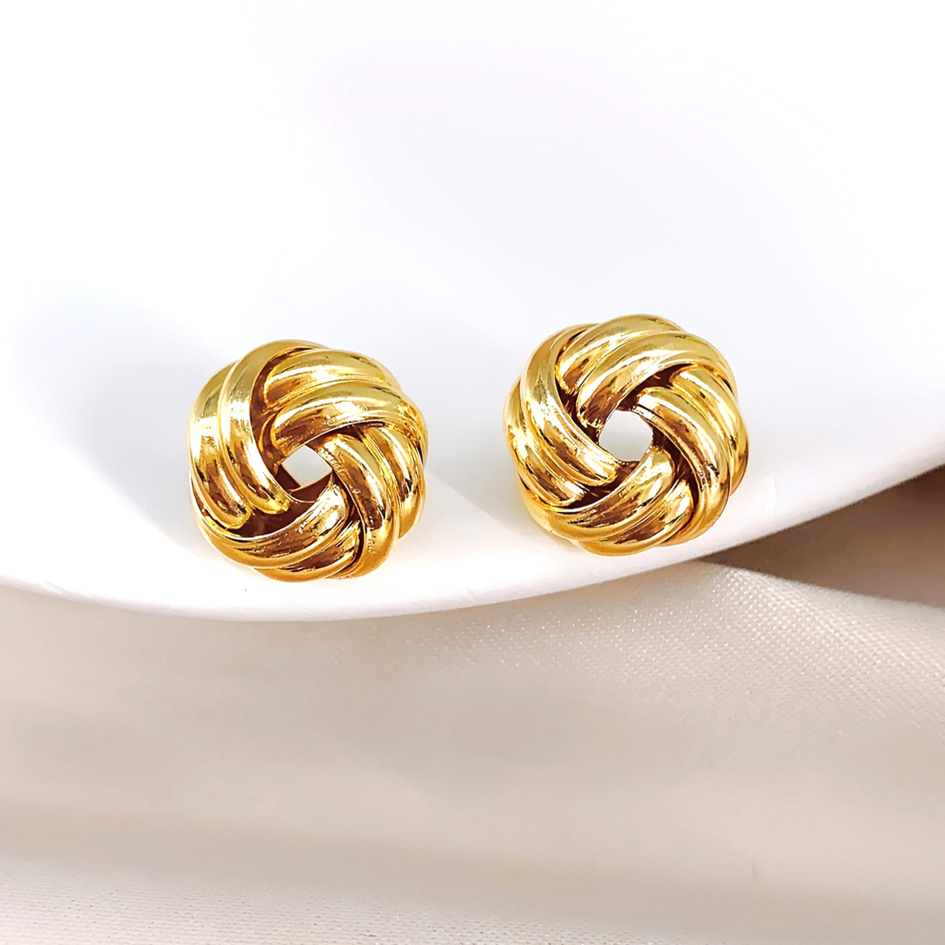 หนึ่งคู่ Minimalist Twisted Knot Ball ต่างหู Hypoallergenic โลหะผสมเครื่องประดับของขวัญสําหรับผู้หญิง