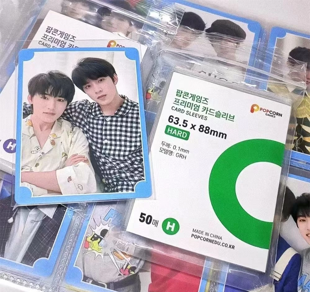 50 ชิ้น Popcorn Card Sleeves Premium Card Sleeves - ฟิล์ม CPP ความชัดเจนสูง | เสร็จสิ้นผ้าไหม 20 ชิ้น, ตัวป้องกันฮาร์ดบางพิเศษ 0.1 มม. สําหรับภาพถ่าย เคป๊อป, โปเกมอน, และโพลารอยด์ thumbnail 5