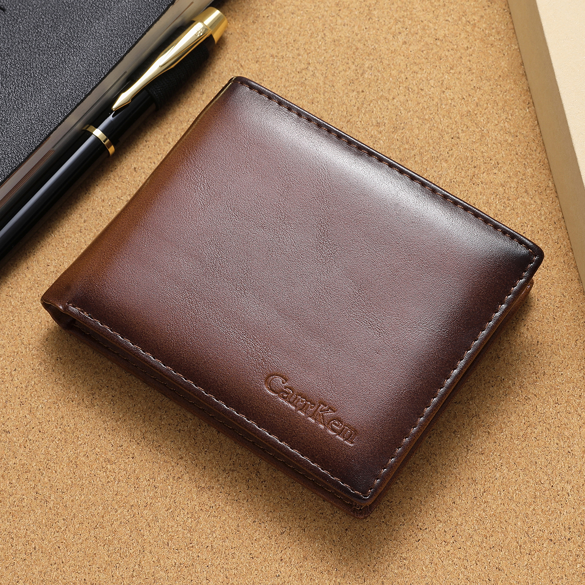 คาร์เคน กระเป๋าสตางค์หนังผู้ชายสั้นพรีเมี่ยมนูนจดหมาย-สีทึบเรียบง่ายพับสองสล็อตผู้ถือบัตรเครดิต