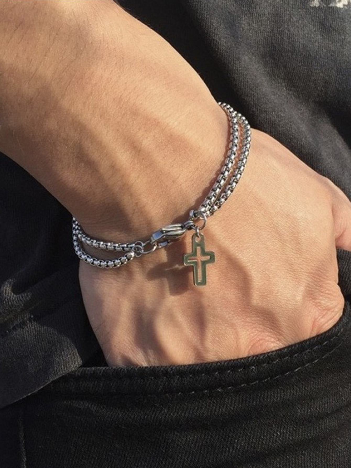 สร้อยข้อมือโซ่สองชั้นสำหรับผู้ชายพร้อมจิวเวลรี่รูปไขว้และตัวล็อคแบบกรง