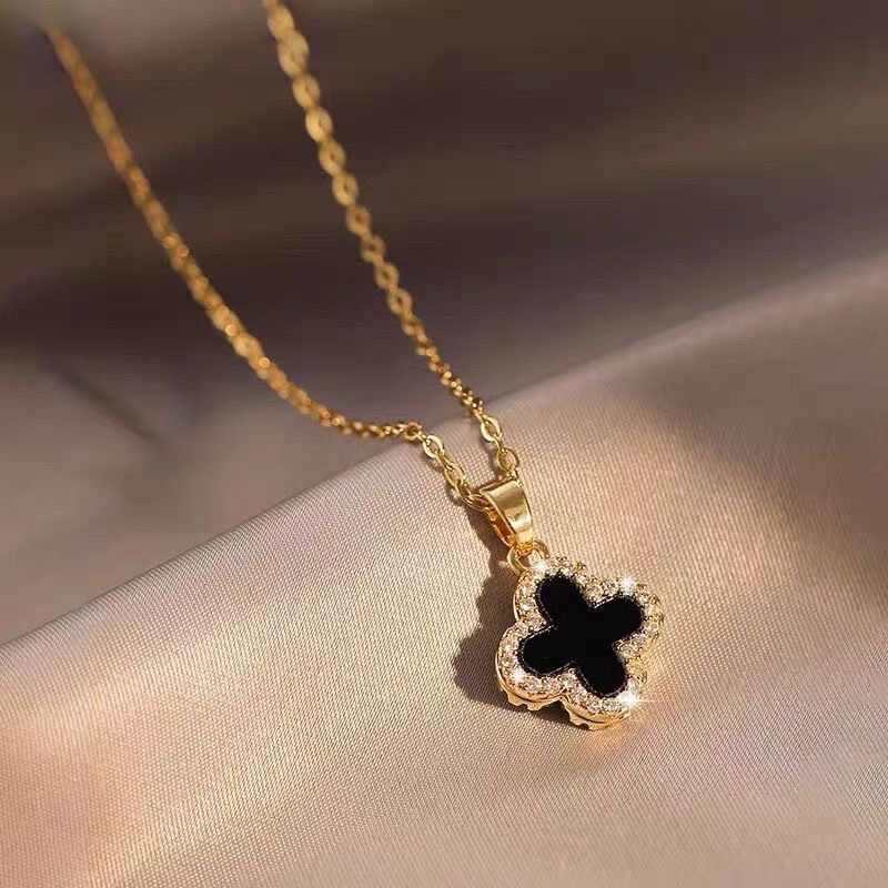 สไตล์ใหม่ Clover 18K Gold-Plated สร้อยคอผู้หญิงหรูหรา Niche Clavicle Chain สร้อยคอจี้เรียบง่าย