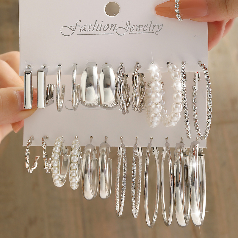 Retro Silver Pearl Hoop ต่างหูชุดผีเสื้องูออกแบบสําหรับผู้หญิง Hypoallergenic เครื่องประดับต้นฤดูใบไม้ผลิความงามที่ไม่ซ้ํากันของขวัญวา