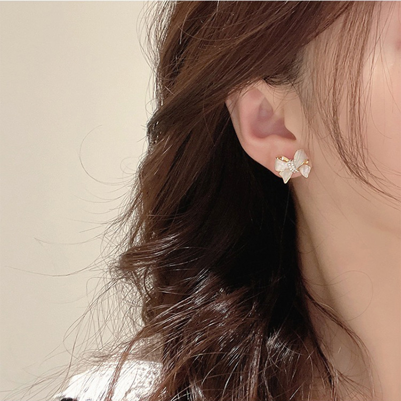 ต่างหู รูปโบว์ หยดน้ํา สีขาว เรียบง่าย สําหรับผู้หญิง ใส่ในชีวิตประจําวัน หรือวันหยุด 1 คู่