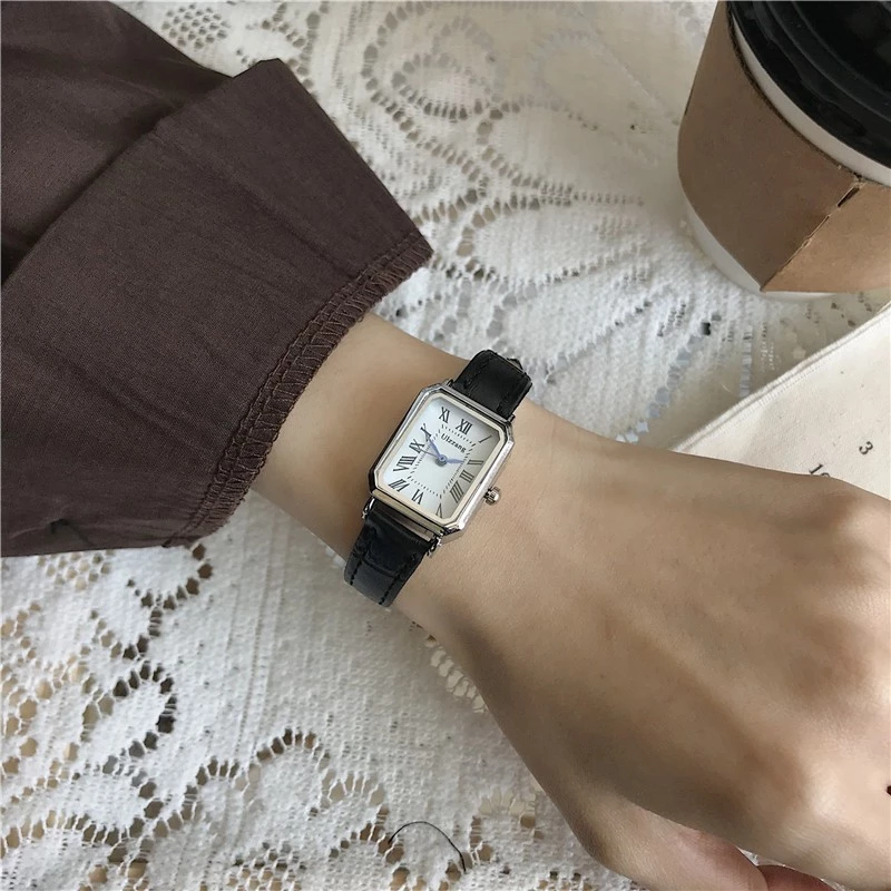 Niche Vintage นาฬิกาควอทซ์กันน้ําการออกแบบสี่เหลี่ยมเล็กเข็มขัดหรูหราสําหรับผู้หญิง
