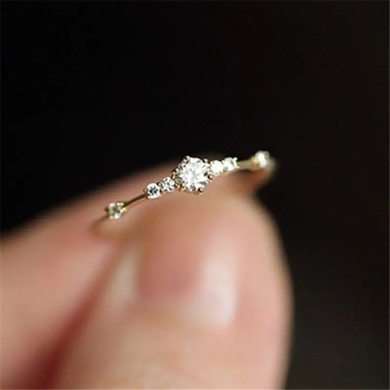 1 ชิ้นประณีตหมั้น 18K Gold Plated แหวนฝัง 7 เพทายขนาดเล็ก-ของขวัญแฟชั่นสําหรับสุภาพสตรี