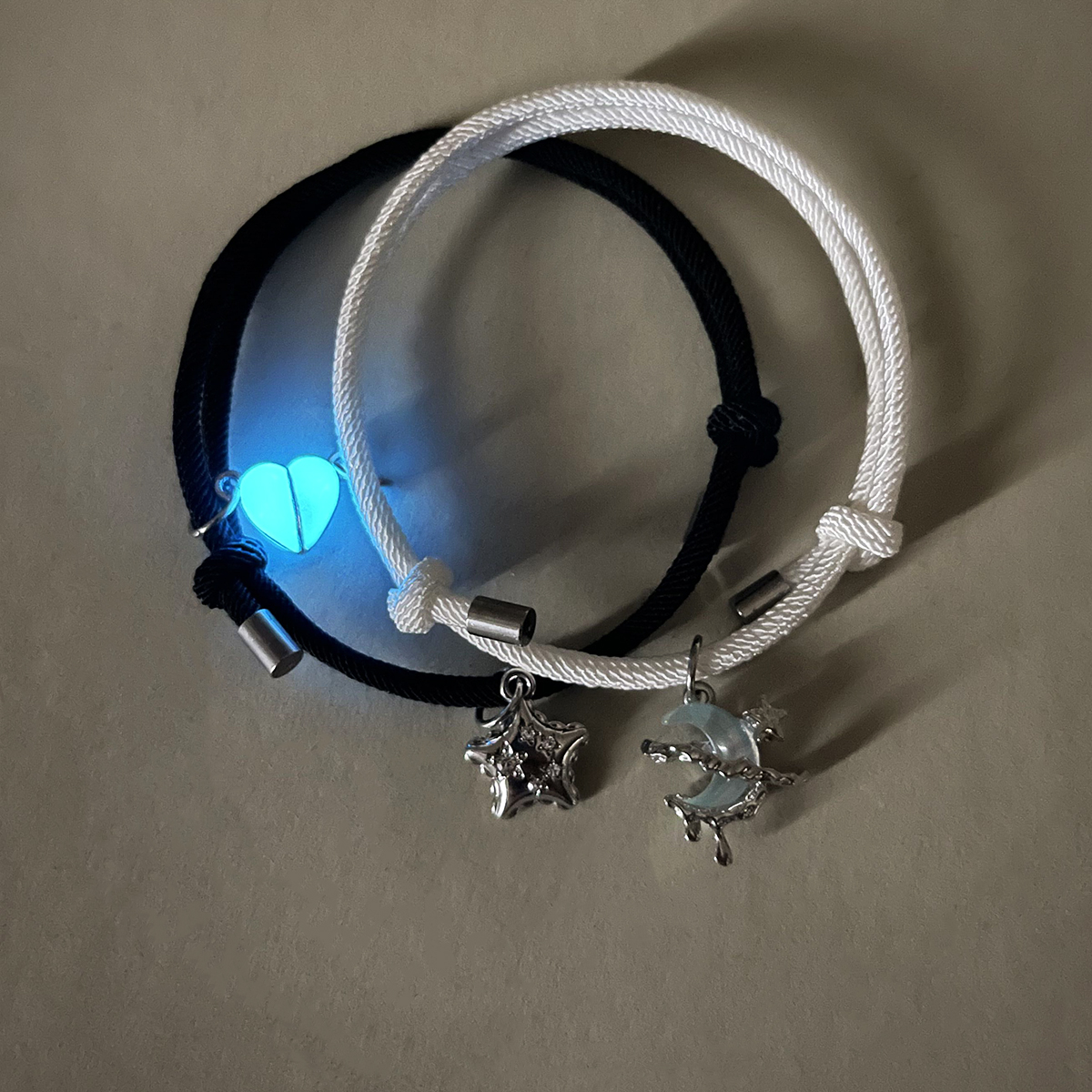 ใหม่ ใหม่ สร้อยข้อมือคู่มืดสีชมพูเรืองแสง สไตล์ทันสมัย มีดาวและพระจันทร์ ผ้าถักด้วยมือ พร้อมแม่เหล็ก