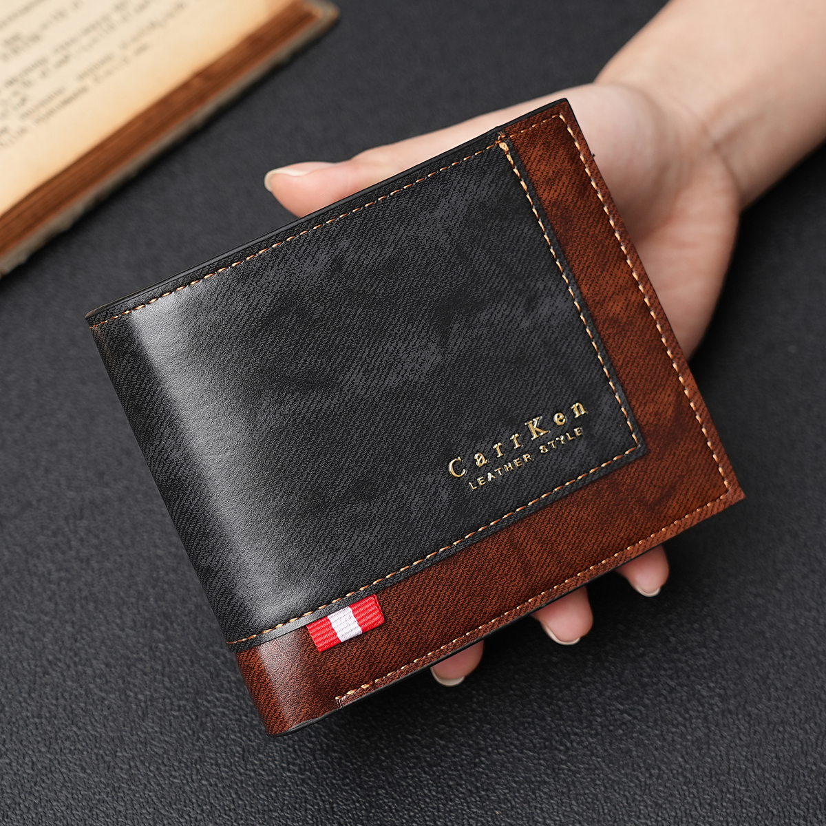กระเป๋าสตางค์ ใบสั้น ใส่บัตรได้หลายช่อง แนวนอน แนวเรโทร สีตัดกัน แฟชั่นสําหรับผู้ชาย ให้เป็นของขวัญ มี 1 ชิ้น