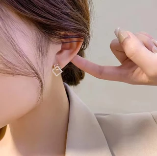 ต่างหูเรขาคณิตเพทายทรงสี่เหลี่ยมสําหรับผู้หญิง Minimalist Elegant Stud เครื่องประดับสําหรับผู้หญิง