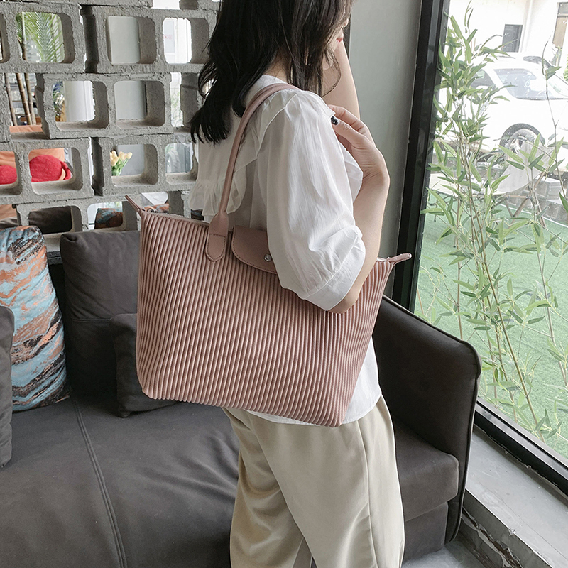 Western สไตล ์ All-Match กระเป ๋ าสะพายสตรีขายร ้ อน Casual Commuter Tote กระเป ๋ ายอดนิยม Niche Design จีบกระเป ๋ าผู ้ หญิง High-End สวย All-Match Underar