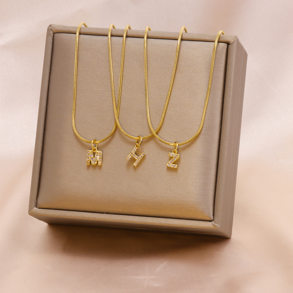 Golden 26 ตัวอักษร Pendent สร้อยคอ Roe ผู้หญิงเพทายชื่อเริ่มต้นสแตนเลส Clavicle Chain สร้อยคอสุภาพสต