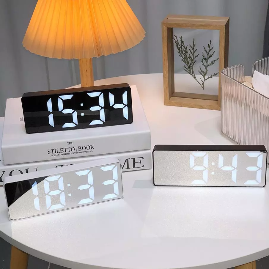 Holiday Season Sleep Helper: นาฬิกาปลุก LED ดิจิตอล – ปรับความสว่างได้