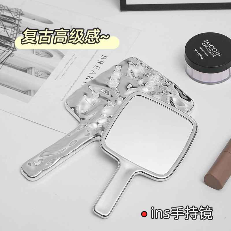 Influencer High-End กระจกแต่งหน้ามือถือในครัวเรือน Retro ins สไตล์กระจกหญิงแบบพกพาแบบพกพามือถือกระจกความงาม
