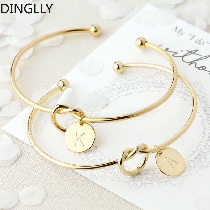 Dinglly สร้อยข้อมือเปิดสีทอง 26 ตัวอักษรภาษาอังกฤษ Hang Tag สร้อยข้อมือสําหรับผู้หญิงสร้อยข้อมือคู่