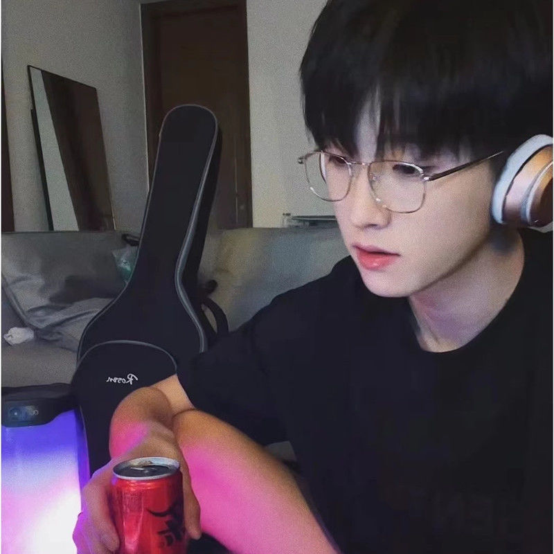 แว่นตาป้องกันแสงสีฟ้าสีทองมีสไตล์สําหรับผู้ชาย: แว่นตาย้อนยุคเป็นศูนย์สําหรับสํานักงานและของใช้ประจําวัน - รูปที่ 5