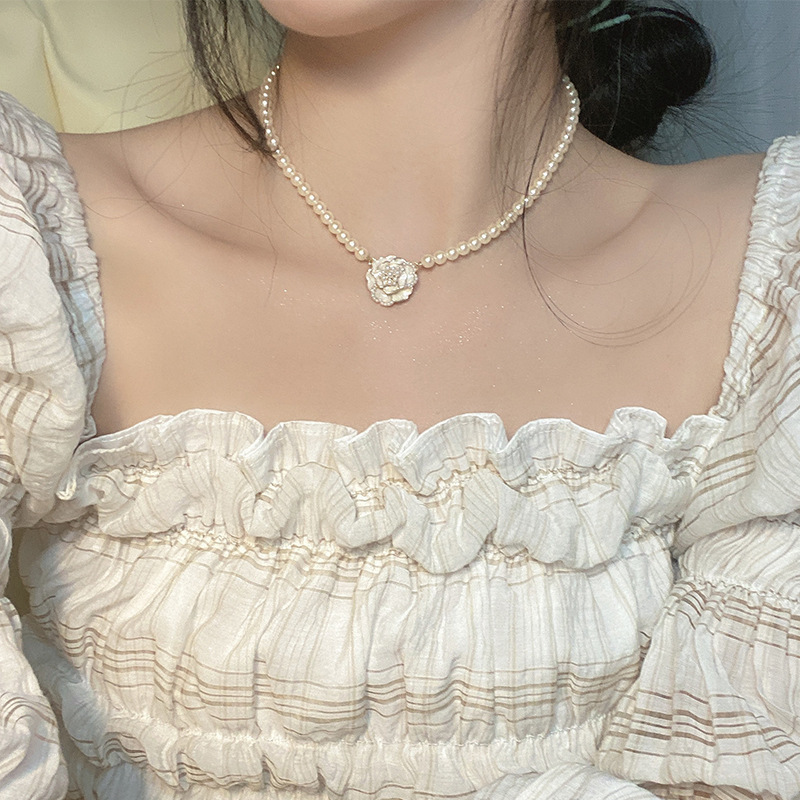 1 สไตล์ใหม่ Niche French Retro Elegant Camellia สร้อยคอมุกเทียมกระดูกไหปลาร้า