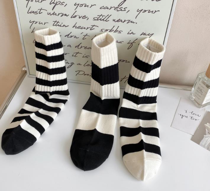 ถุงเท้าดาวลายทางสําหรับผู้หญิง (5 คู่)- ถุงเท้ากีฬาหนังลูกวัวกลางสไตล์เกาหลีระบายอากาศและป้องกันกลิ่นแฟชั่นสีดําและสีขาว เมดยาส - รูปที่ 2