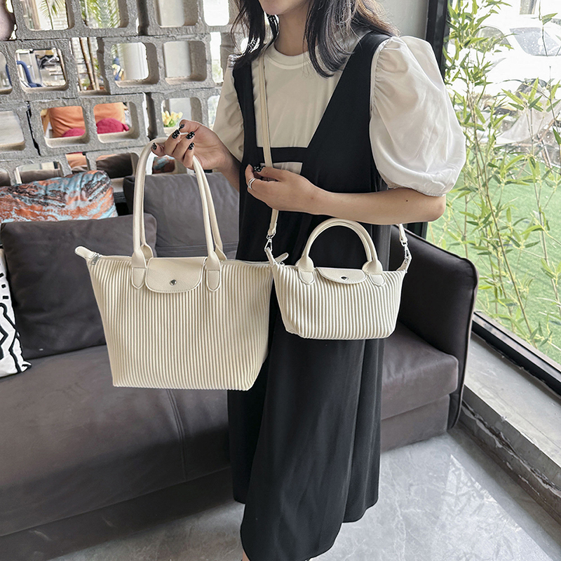 Western สไตล ์ All-Match กระเป ๋ าสะพายสตรีขายร ้ อน Casual Commuter Tote กระเป ๋ ายอดนิยม Niche Design จีบกระเป ๋ าผู ้ หญิง High-End สวย All-Match Underar