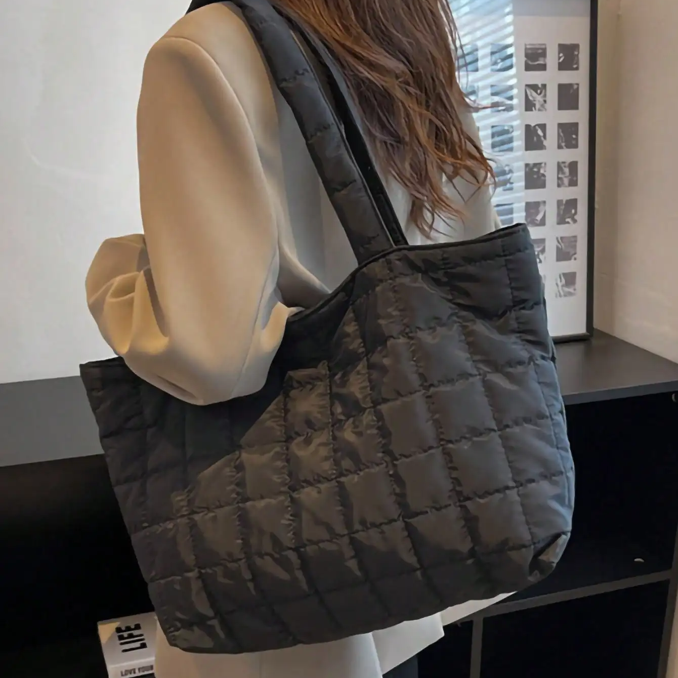 1 ชิ้นสุภาพสตรีขนาดใหญ่-ความจุสีทึบแฟชั่น Tote Bag Quilted Simple All-Match กระเป๋าผ้าฝ้ายเสื้อผ้า Soft Feel กระเป๋าสะพายเหมาะสําหรับทุกวัน Commuter ใช้และ Ho