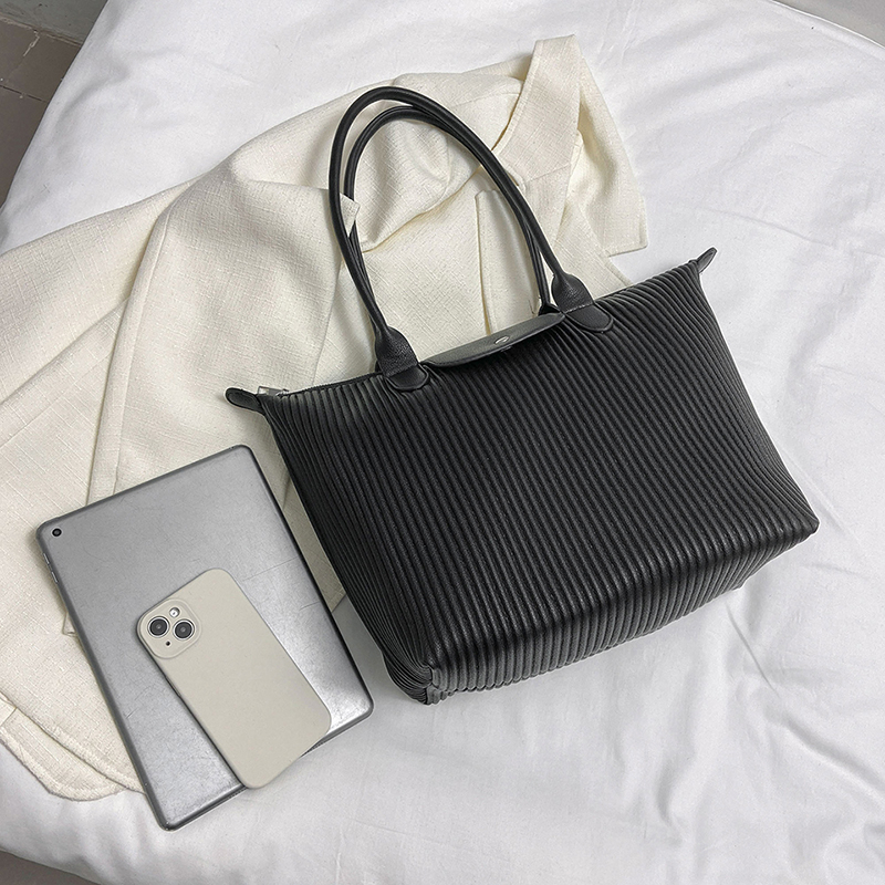 Western สไตล ์ All-Match กระเป ๋ าสะพายสตรีขายร ้ อน Casual Commuter Tote กระเป ๋ ายอดนิยม Niche Design จีบกระเป ๋ าผู ้ หญิง High-End สวย All-Match Underar