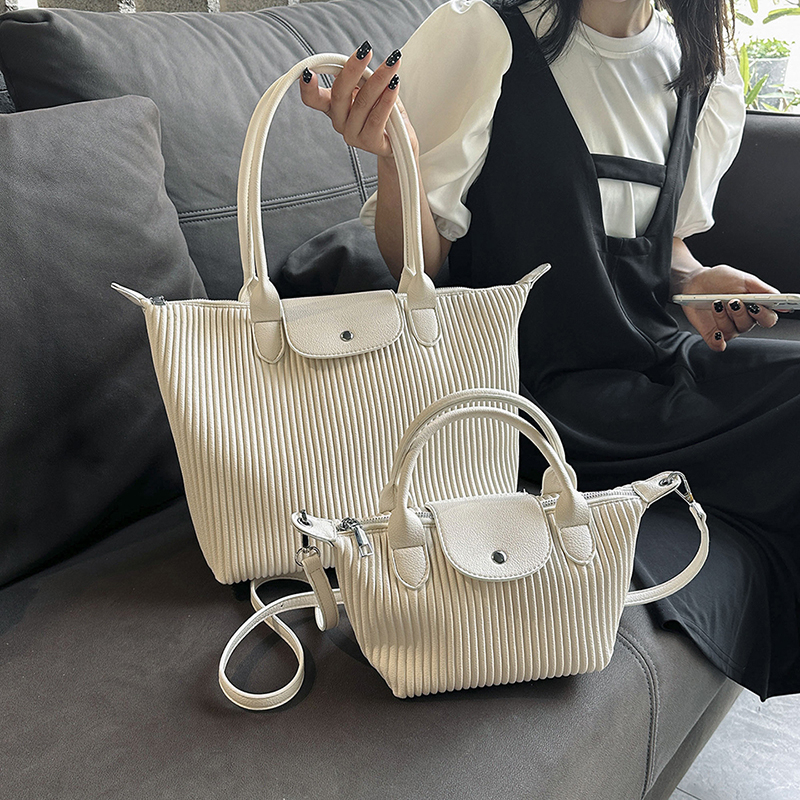 Western สไตล ์ All-Match กระเป ๋ าสะพายสตรีขายร ้ อน Casual Commuter Tote กระเป ๋ ายอดนิยม Niche Design จีบกระเป ๋ าผู ้ หญิง High-End สวย All-Match Underar