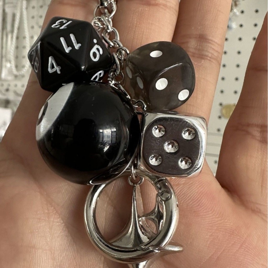 พวงกุญแจลูกเต๋าโกธิค-จี้ออบซิเดียนแฮนด์เมดสําหรับกระเป๋าและคีย์-อุปกรณ์เสริมโลหะของคู่รักขอบพร้อมการออกแบบปินเนอร์ - รูปที่ 4