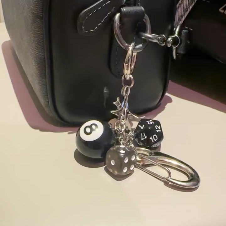 พวงกุญแจลูกเต๋าโกธิค-จี้ออบซิเดียนแฮนด์เมดสําหรับกระเป๋าและคีย์-อุปกรณ์เสริมโลหะของคู่รักขอบพร้อมการออกแบบปินเนอร์ - รูปที่ 5