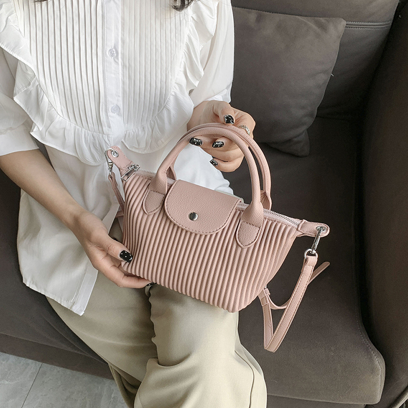 Western สไตล ์ All-Match กระเป ๋ าสะพายสตรีขายร ้ อน Casual Commuter Tote กระเป ๋ ายอดนิยม Niche Design จีบกระเป ๋ าผู ้ หญิง High-End สวย All-Match Underar