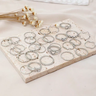 ชุดแหวนนิ้วเรขาคณิต – 28 ชิ้นคริสตัลหัวใจทองเงินซ้อนแหวน Minimalist Party เครื่องประดับของขวัญสําหรับผู้หญิง