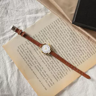Womens Small Dial Quartz Watch – สายหนังบาง สไตล์เรโทรเกาหลี หรูหราและมินิมอล